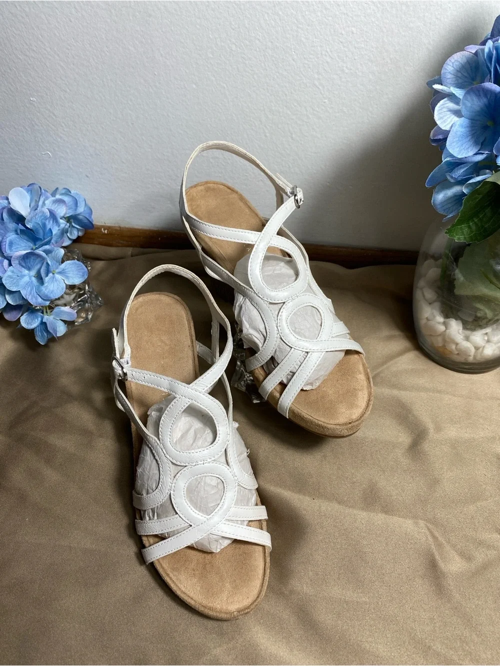 Kelly & Katie white strappy wedge sandals Size 7.5